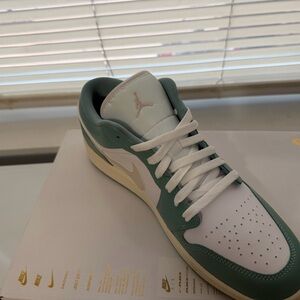 Nike Men’s Low-Top Sneakers in Green and White